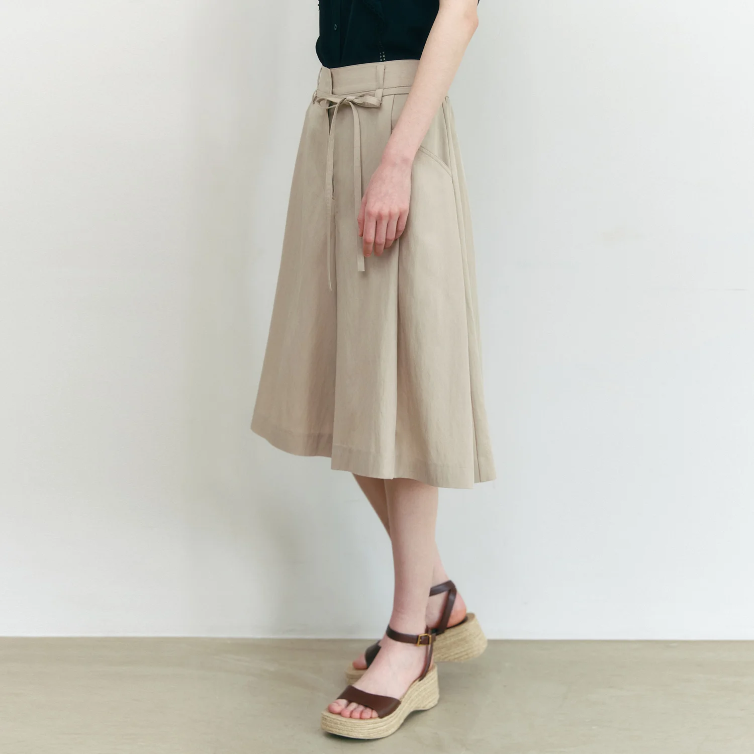 One Tuck Flare Bermuda Pants BEIGE