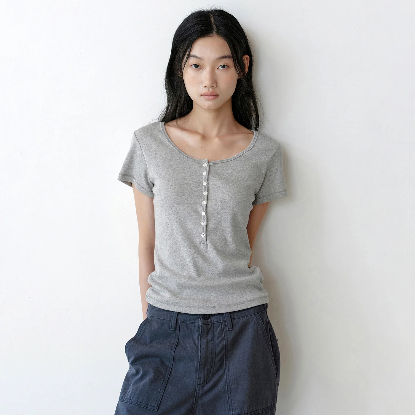 Scoop button t-shirt (gray)