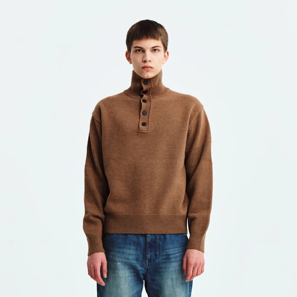 HIGH NECK BUTTON COLLAR KNIT PULLOVER FOR MEN IN CAMEL