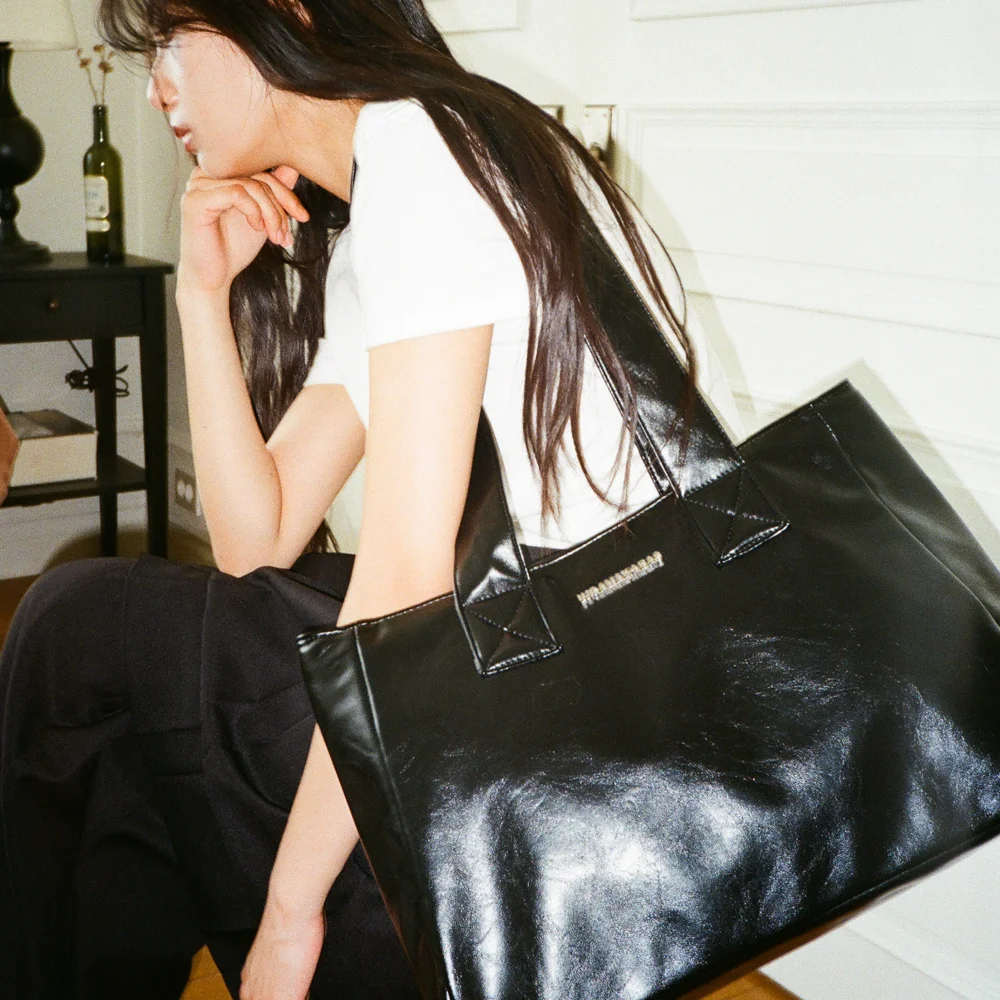 Essential Leather Shoulder Bag (Black)