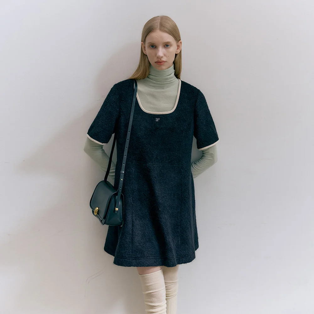 SQUARE-NECK BOUCLE DRESS (moat black)