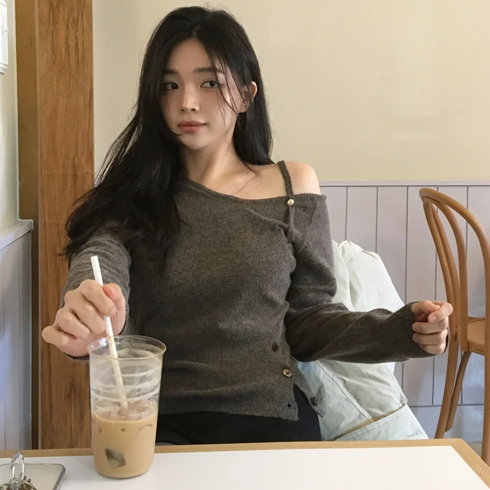 comos 1264 button slit off-shoulder knit (brown)