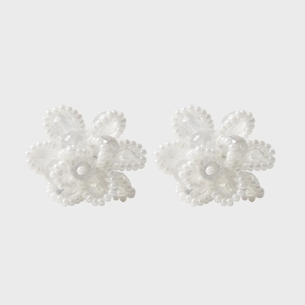 HSU022 White flower stud earrings