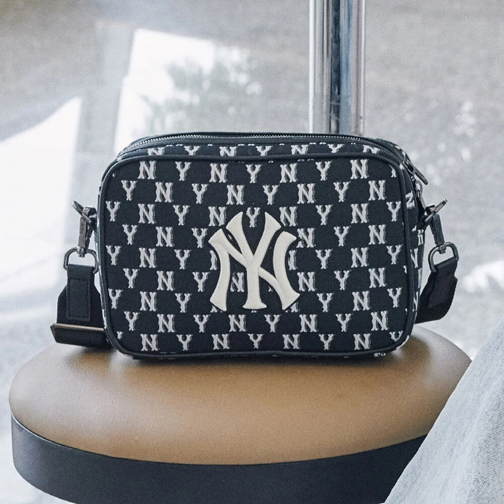 經典 Monogram 提花 斜揹袋 NY (Black)