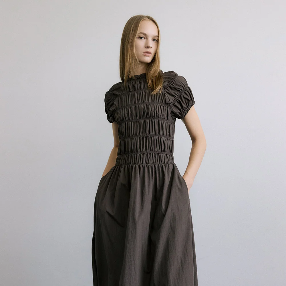 HIGH NECK TUCKING DRESS / BROWN
