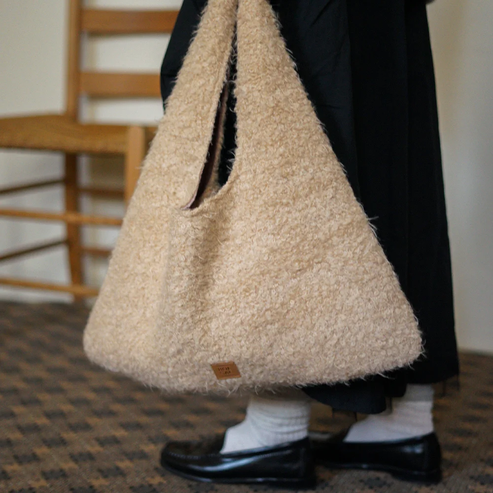 cove shoulder bag _ furry beige