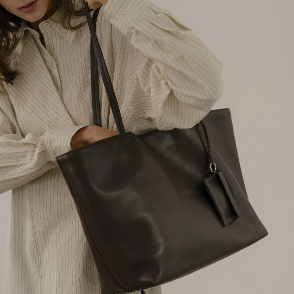 Soft leather oversized shoulder bag _Dark brown