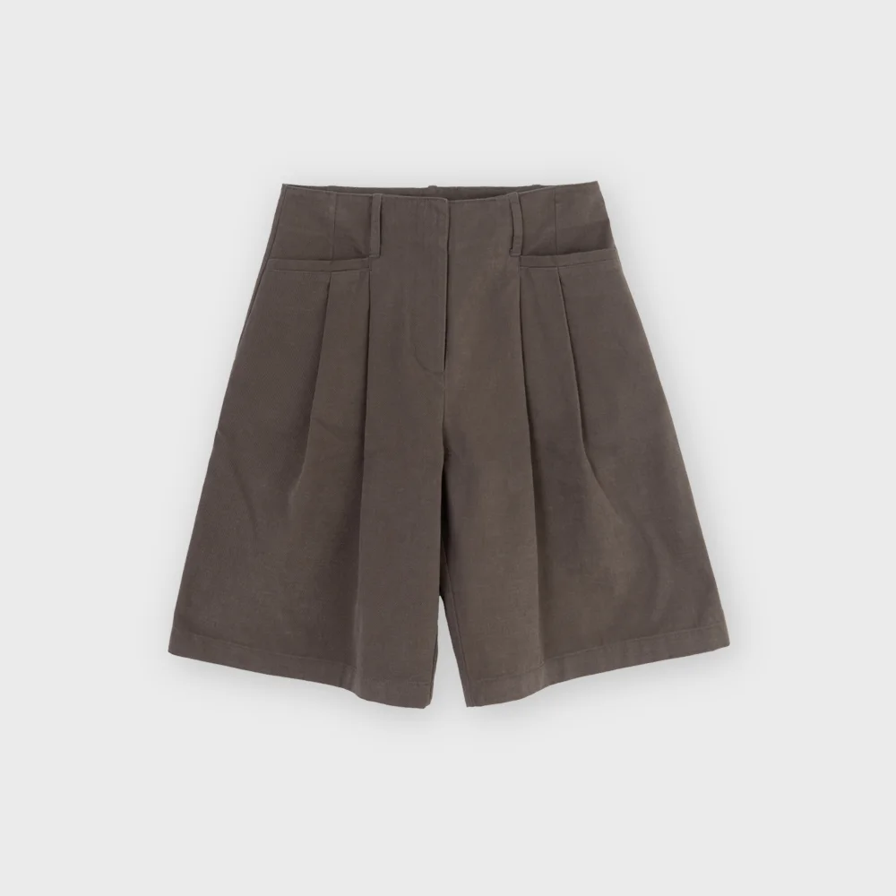 W Two Tuck Half Pants, Dark Brown