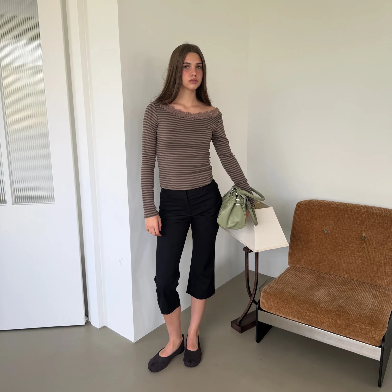 SEMI FLARE CAPRI PANTS (BLACK)