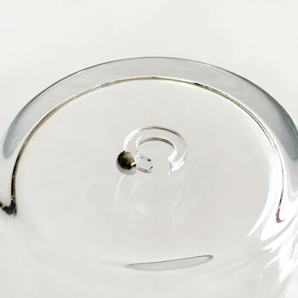 Yumi Lee 著用 Mini Sphere Acrylic Ear Cuff