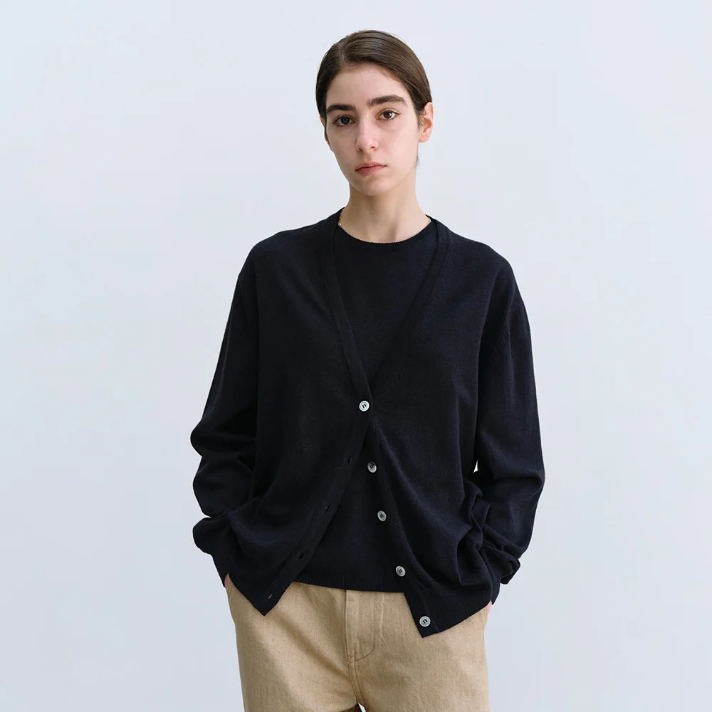 Nicholson V Cardigan in Navy