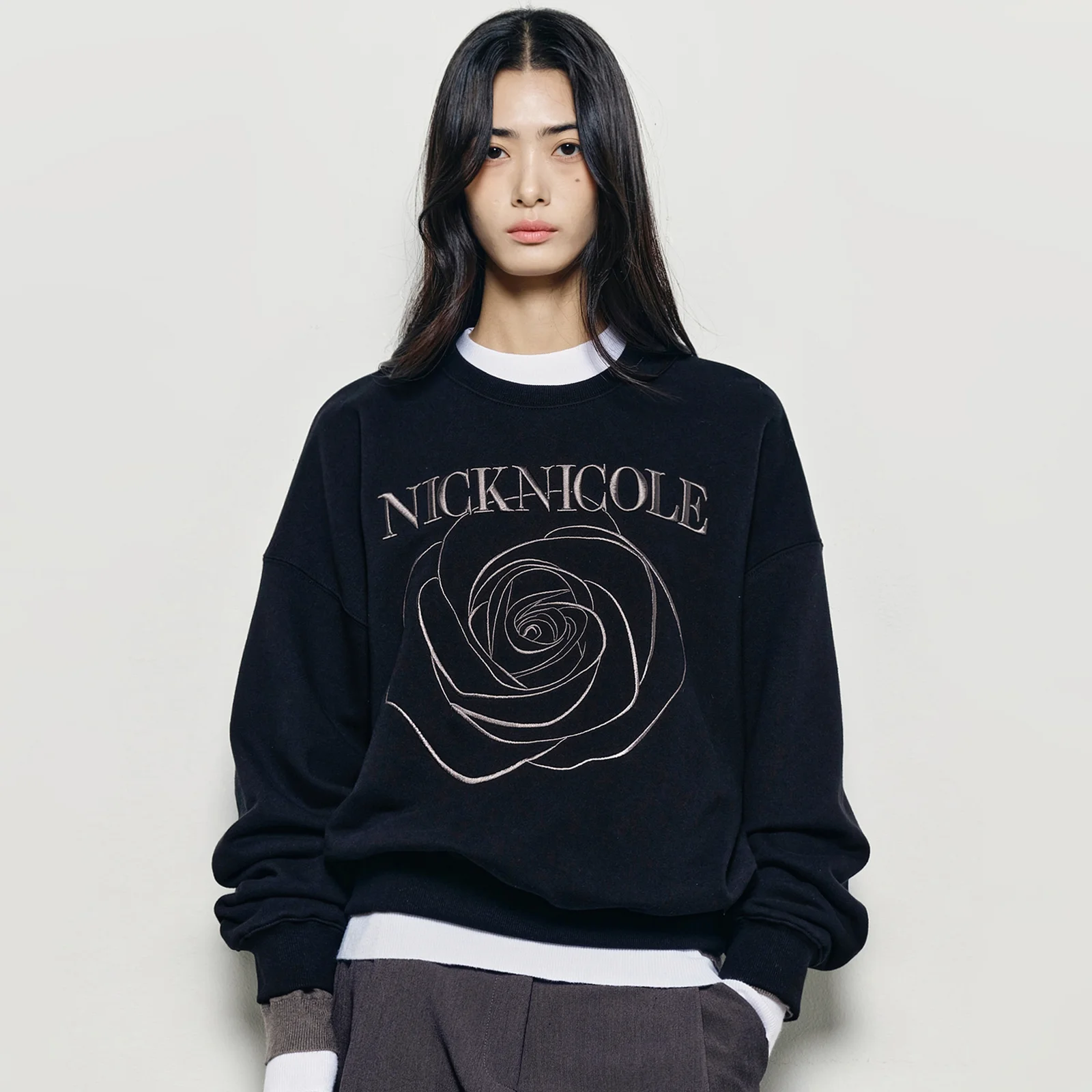 VOLUME NICOLE ROSE SWEATSHIRT_BLACK CHARCOAL
