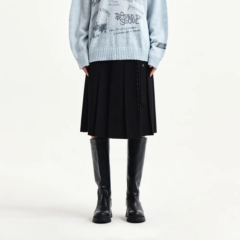 BELTED SLIT PLEAT SKIRT IN BLACK