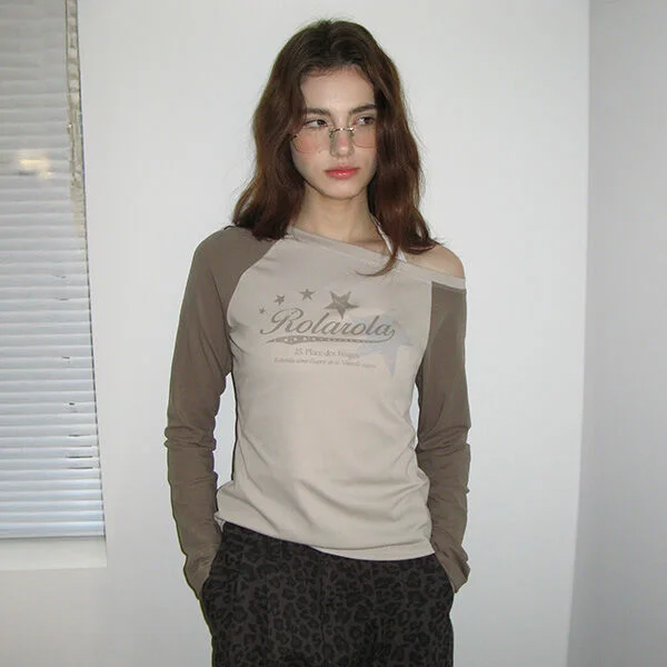 LOGO GRAPHIC OFF SHOULDER RAGLAN T-SHIRT BROWN