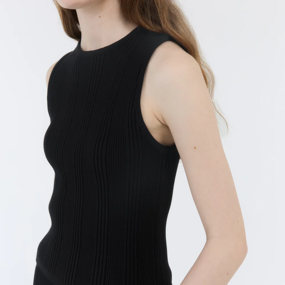 RIBBED SLIM SLEEVELESS TOP / BLACK