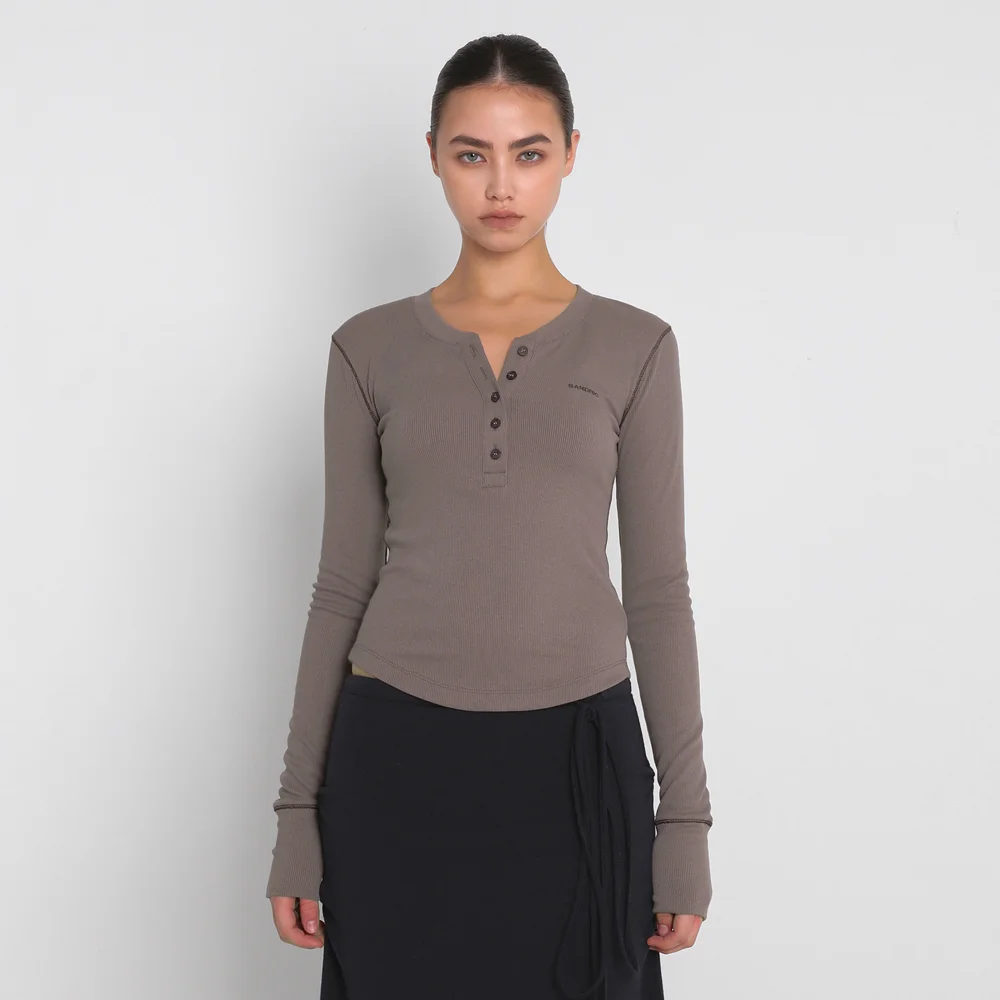 HENLEY NECK BUTTON BASIC T-SHIRT_BROWN