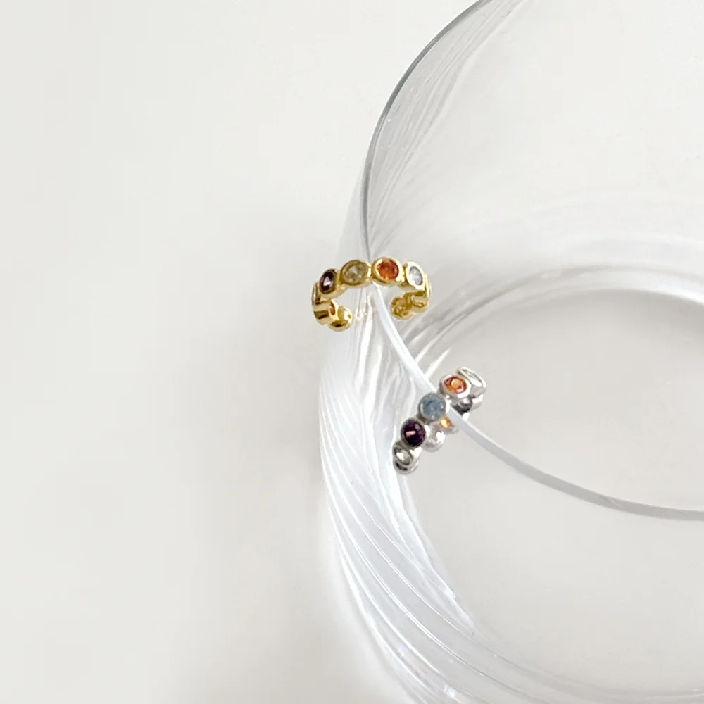 Yumi Lee 著用 Rainbow Ear Cuff