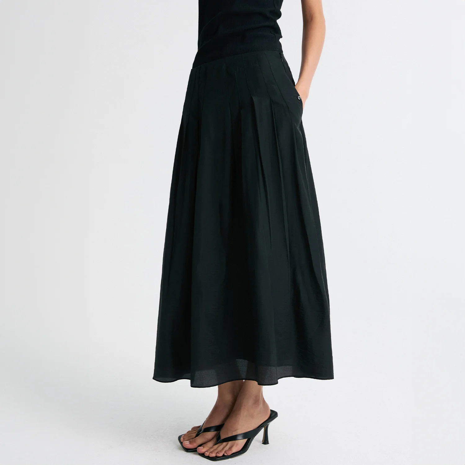 FRONT-TUCK SILKY PLEATED SKIRT