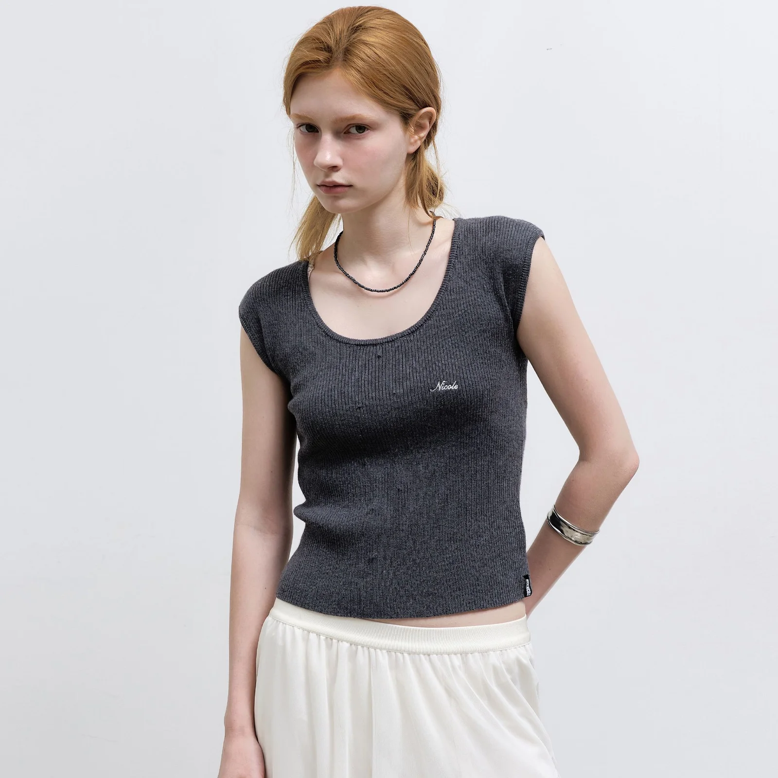 MINIMAL SLEEVE U-NECK KNIT TOP_CHARCOAL
