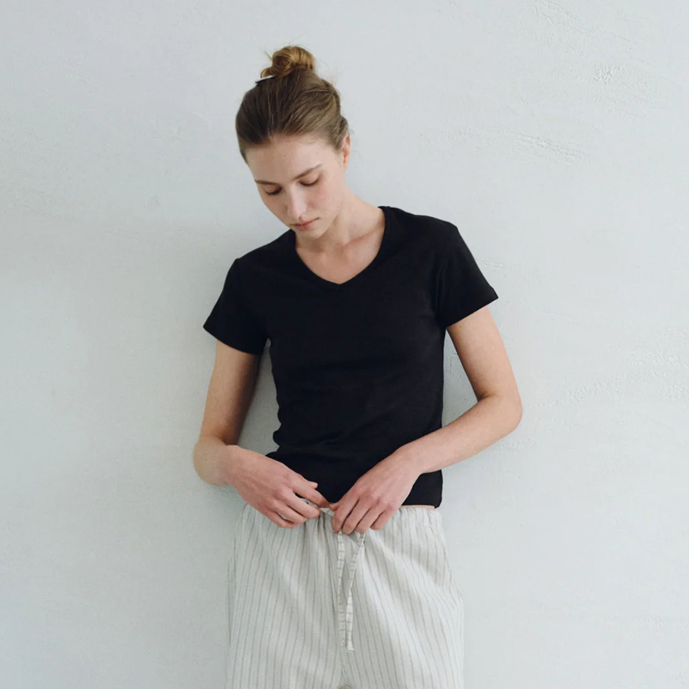 ESSENTIAL V-NECK T-SHIRTS_BLACK