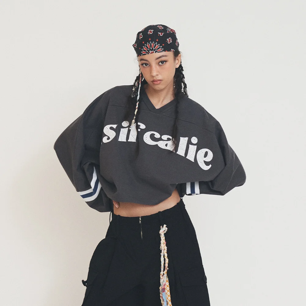 V-NECK LOGO CROP LONG SLEEVE CHARCOAL