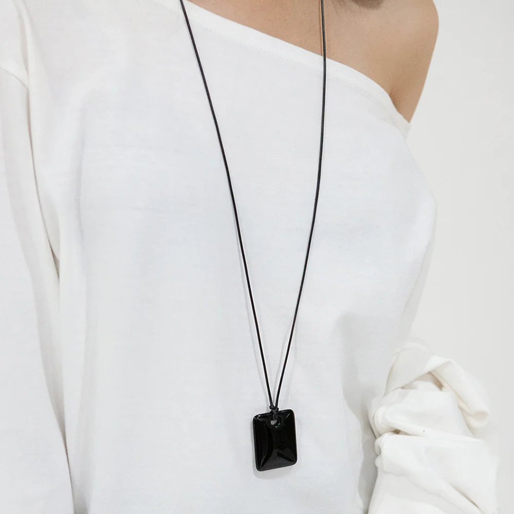 onyx frame string necklace