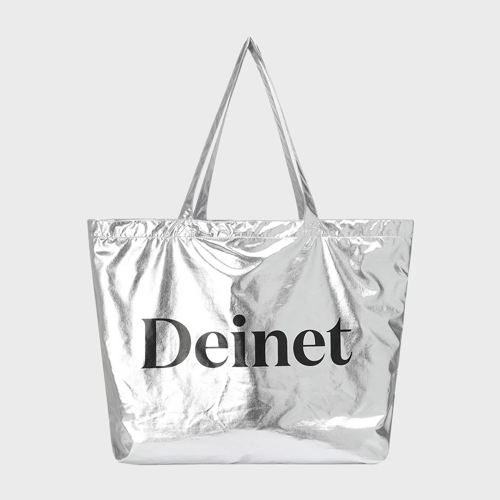 ESSENTIAL LOGO SHOULDER BIG BAG IN SILVER
