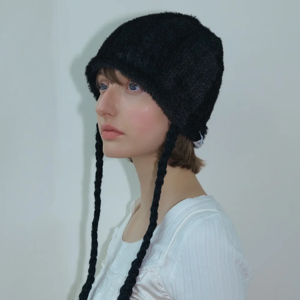 BRAIDED STRAP BEANIE IN BLACK