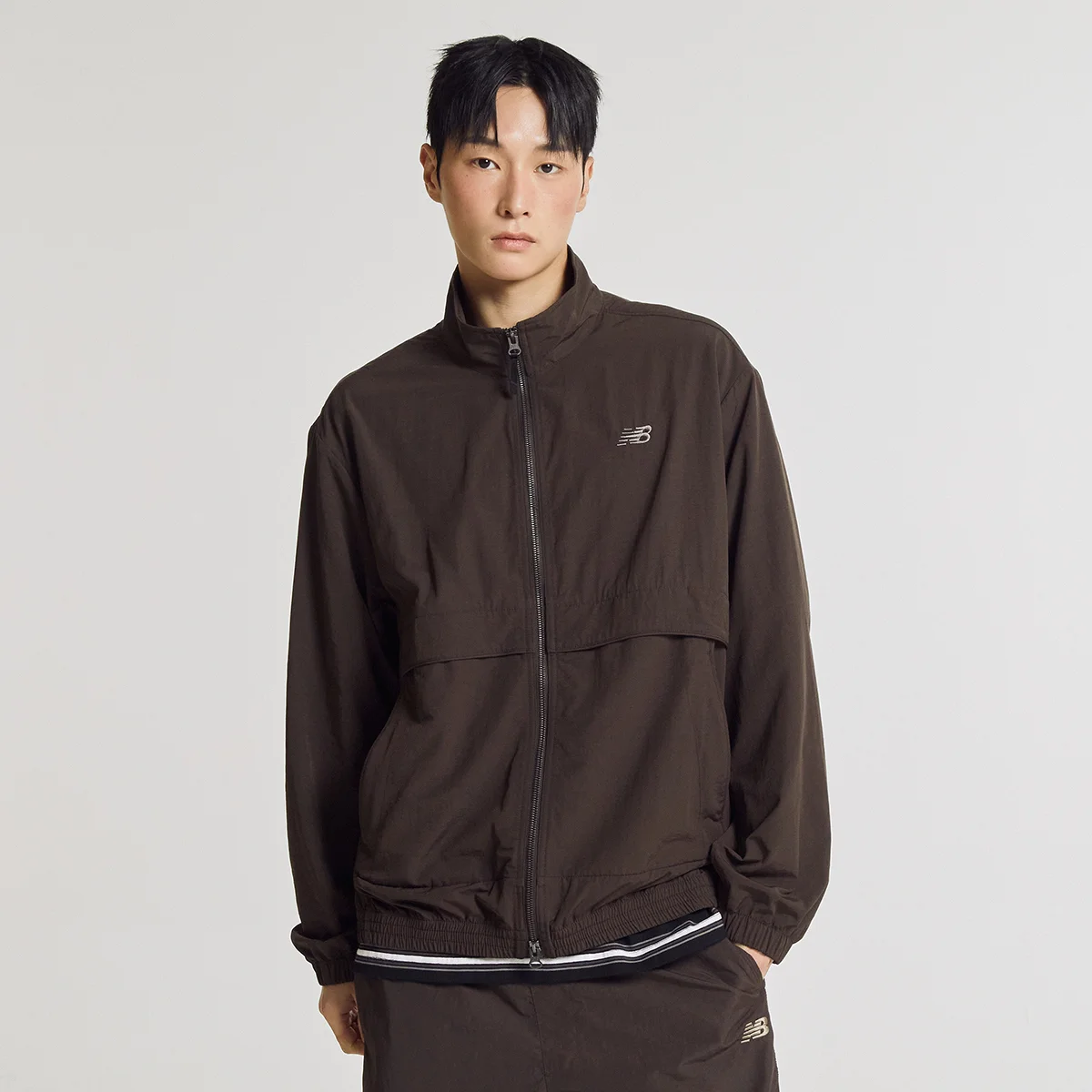 NBNAG31803 / UNI 必備款 經典傳承 立領 暖身外套 (BROWN)