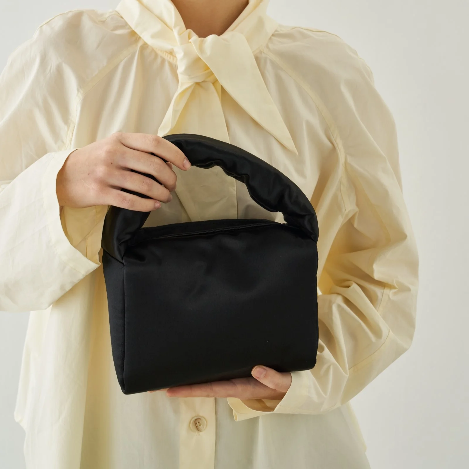 padding silk squre tote bag - BLACK 真絲 方形 黑色 鋪棉袋