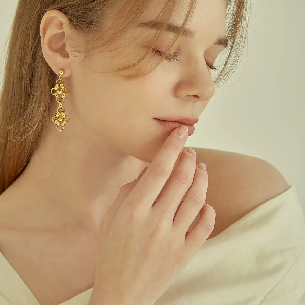 Kim Hye-jun 著用 Unique Ring Pattern Chain Earring