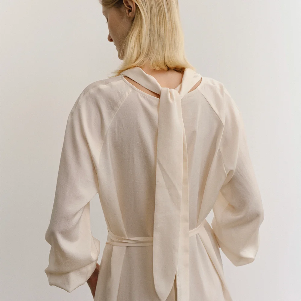 HIGH NECK TIE LONG OPS_CREAM
