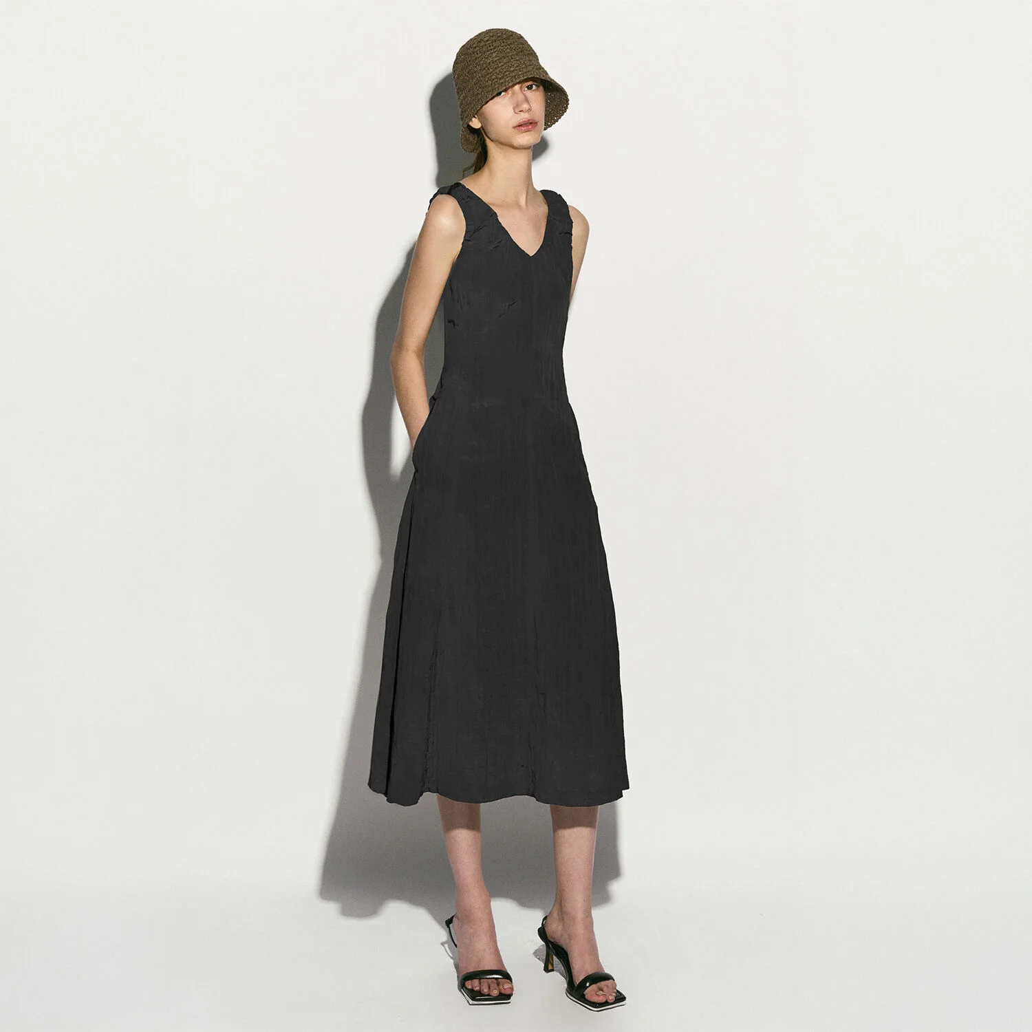 CRINKLED SLEEVELESS MIDI DRESS CHARCOAL GRAY