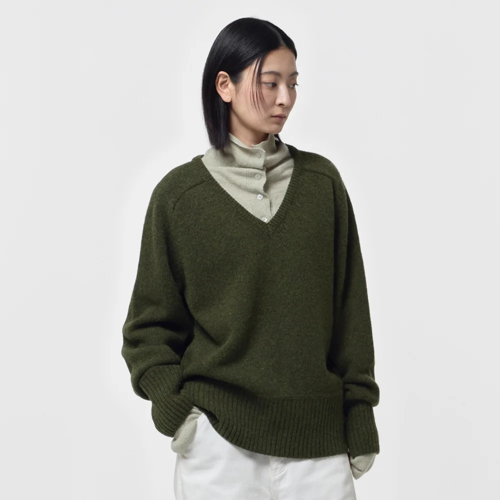 WOOL V-NECK SWEATER / KHAKI