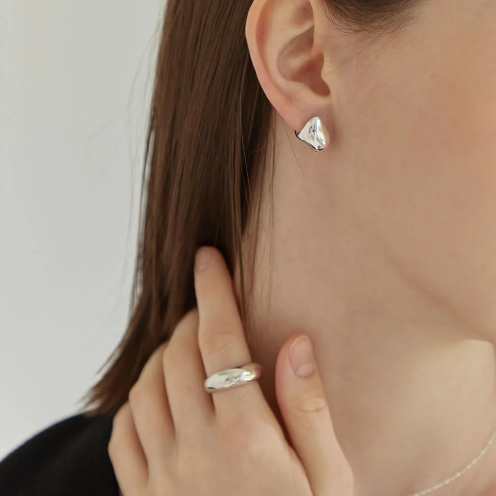 Park Jin-joo 著用 Bold Fold Earring