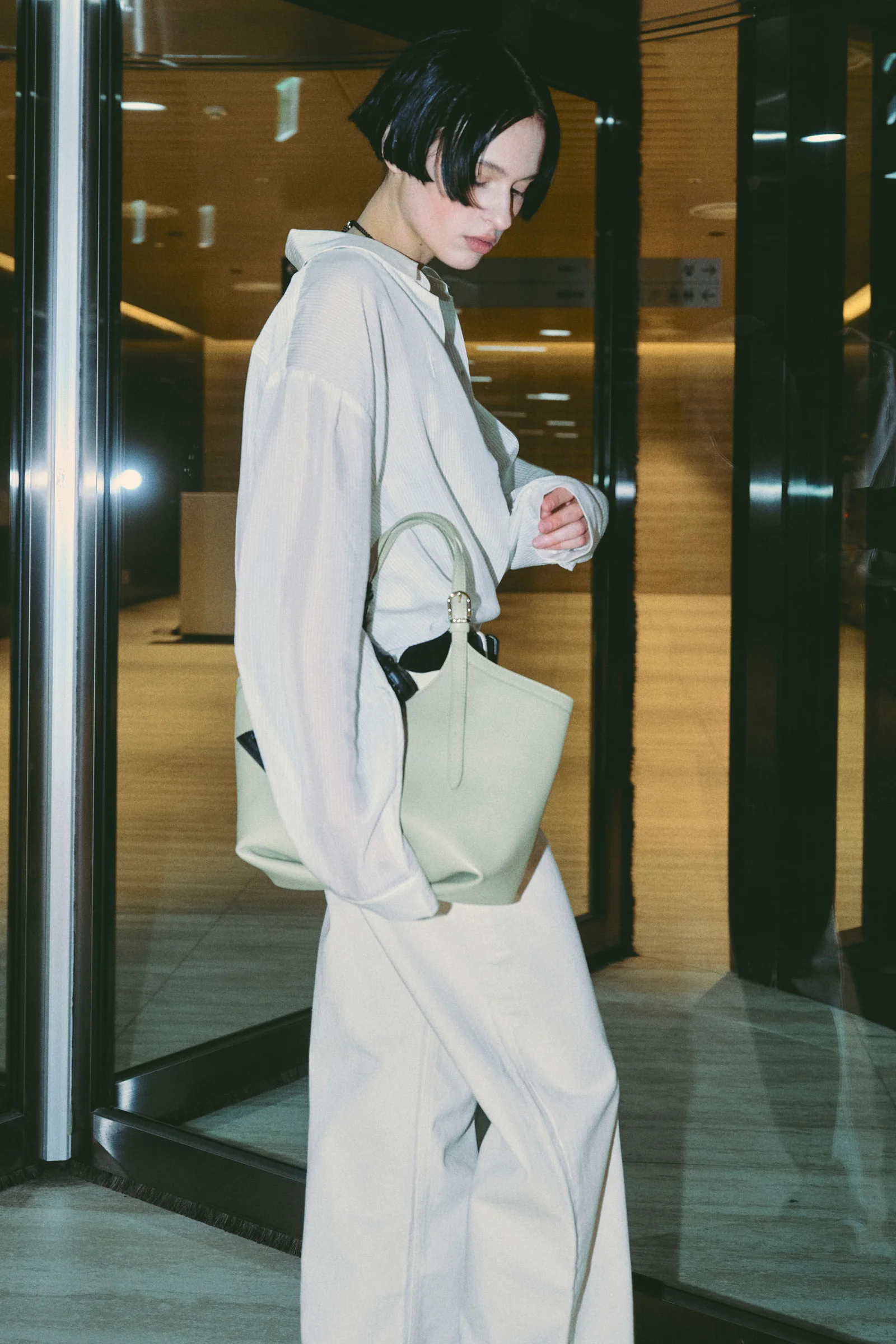 REV tote Medium A001-LA