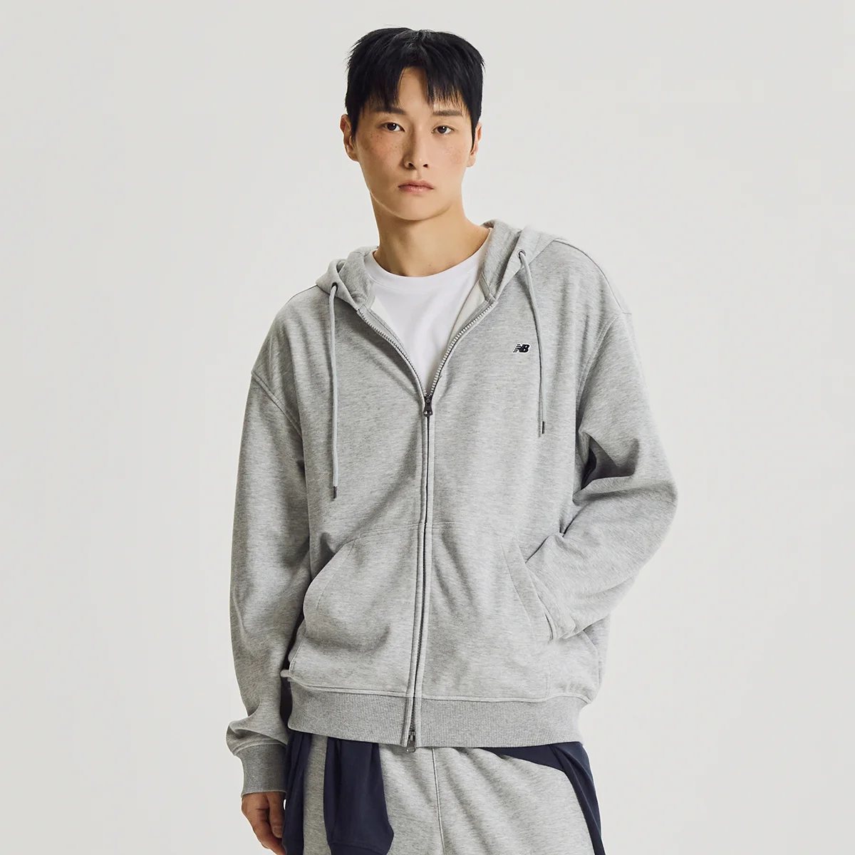 NBMDG41803 / UNI 必備款 經典 連帽拉鍊外套 (M/GRAY)