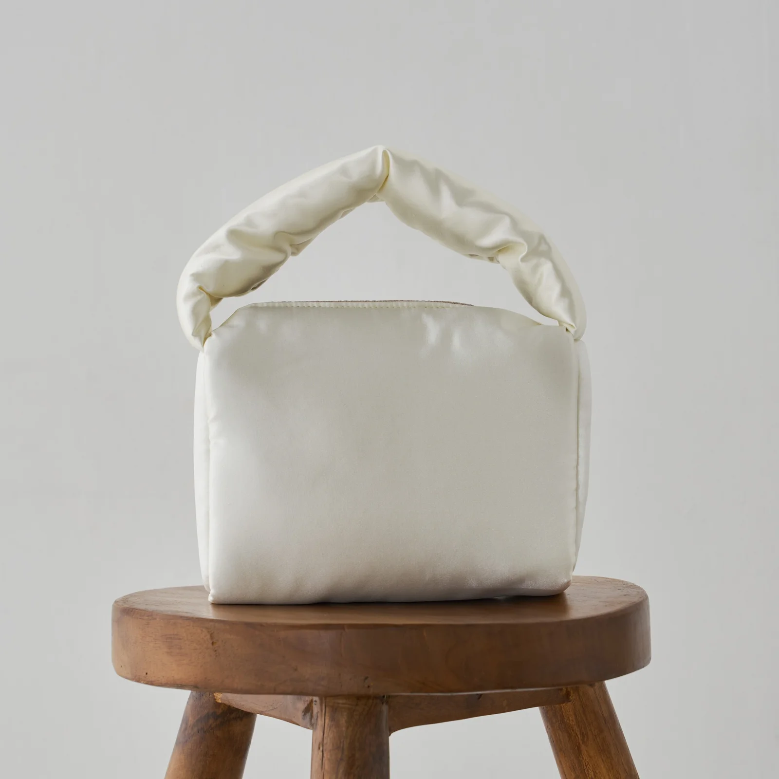 padding silk squre tote bag - WHITE 真絲 方形 白色 鋪棉袋