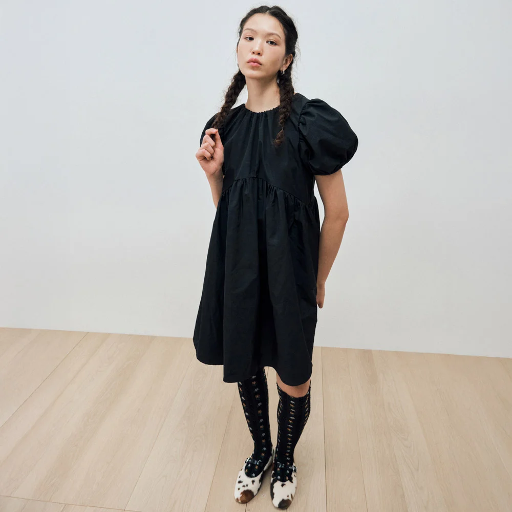 ARCHED SHIRRING PUFF SLEEVE DRESS / BLACK