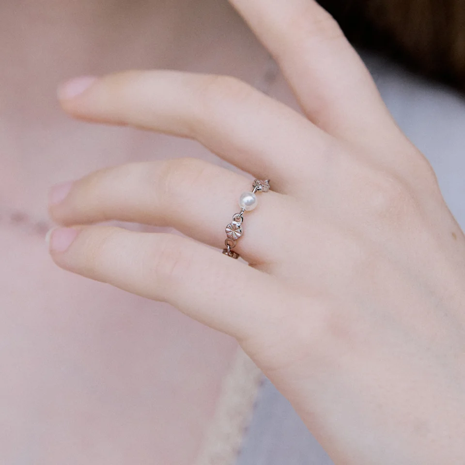 Pearl and round chain ring