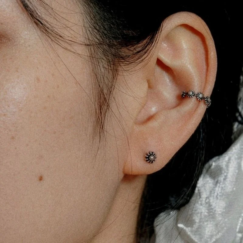 Mini flower ear cuff / Uhwa 迷你 花卉 耳袖