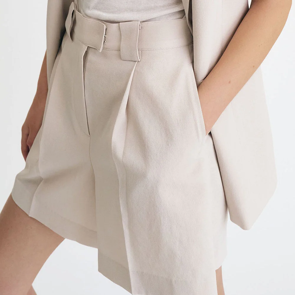 High-rise pleated linen shorts (Ivory)