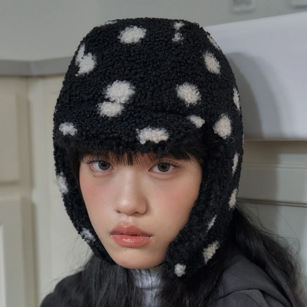 WOOLY EARFLAP HAT IN DOT BLACK