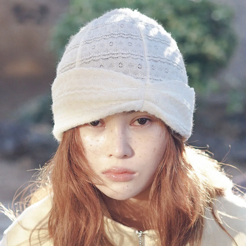 FRILL PINCH BEANIE IN CREAM