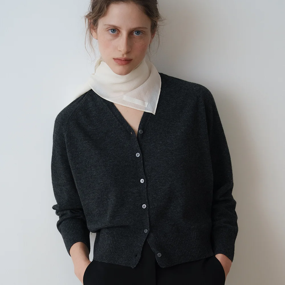 CASH MERINO V-NECK CARDIGAN_CHARCOAL