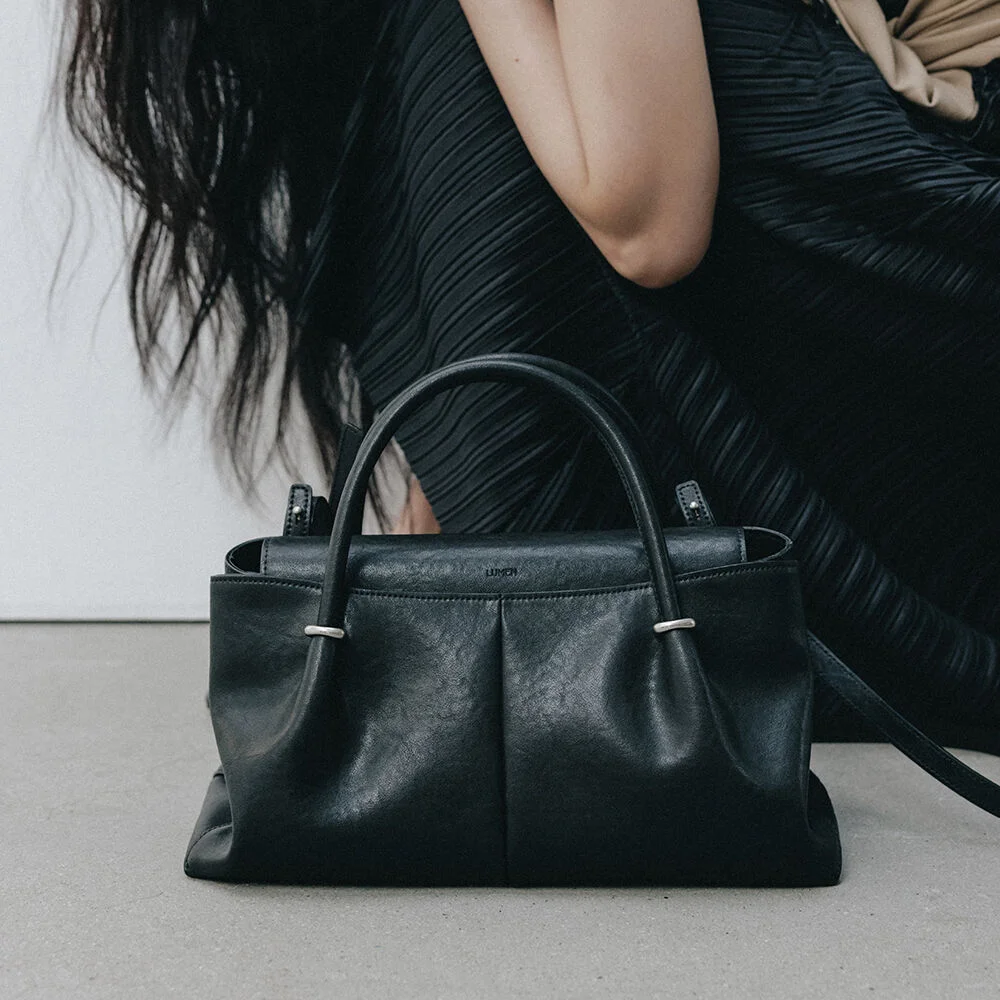 ANNEAU FLAP BAG (SOFT BLACK)