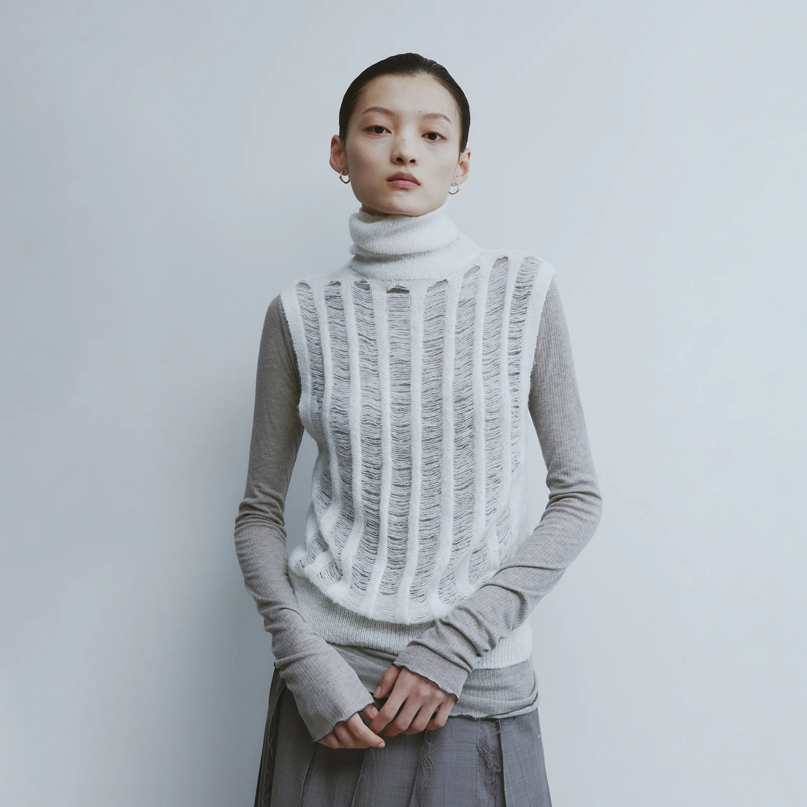 High Neck Damaged Knit Vest-Ivory