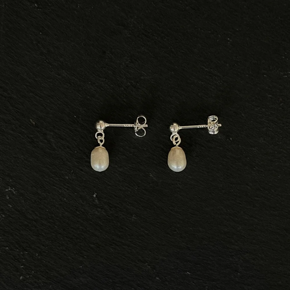 Soft pearl drop earrings / 柔軟 珍珠 垂肩 耳環