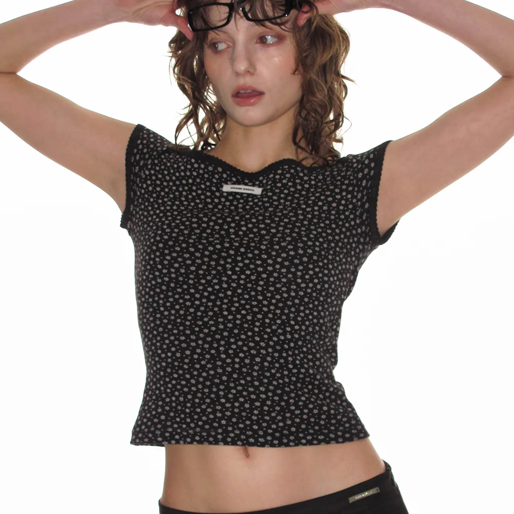 SCALLOPED FLORAL EYELET TOP_BLACK