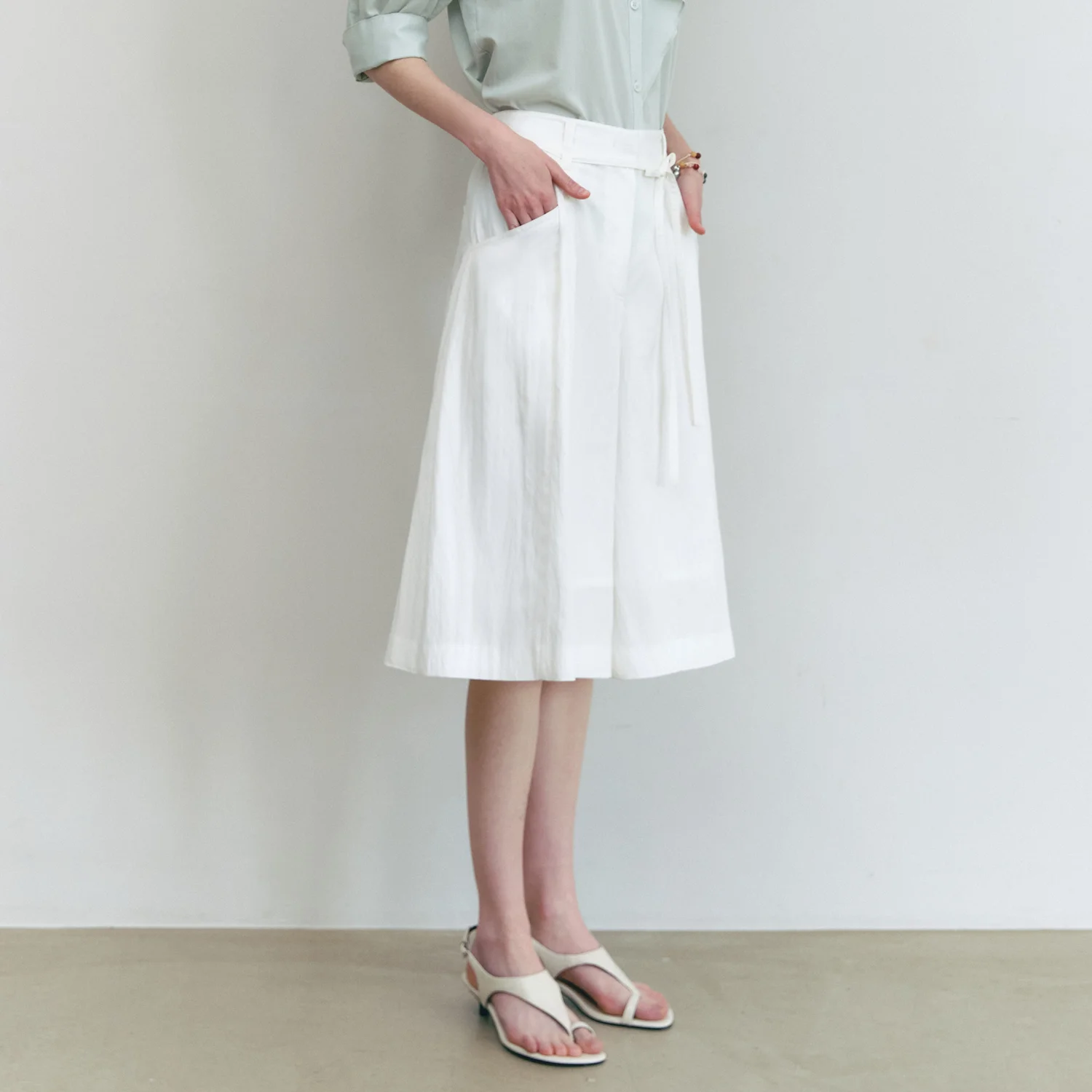 One Tuck Flare Bermuda Pants OFF WHITE